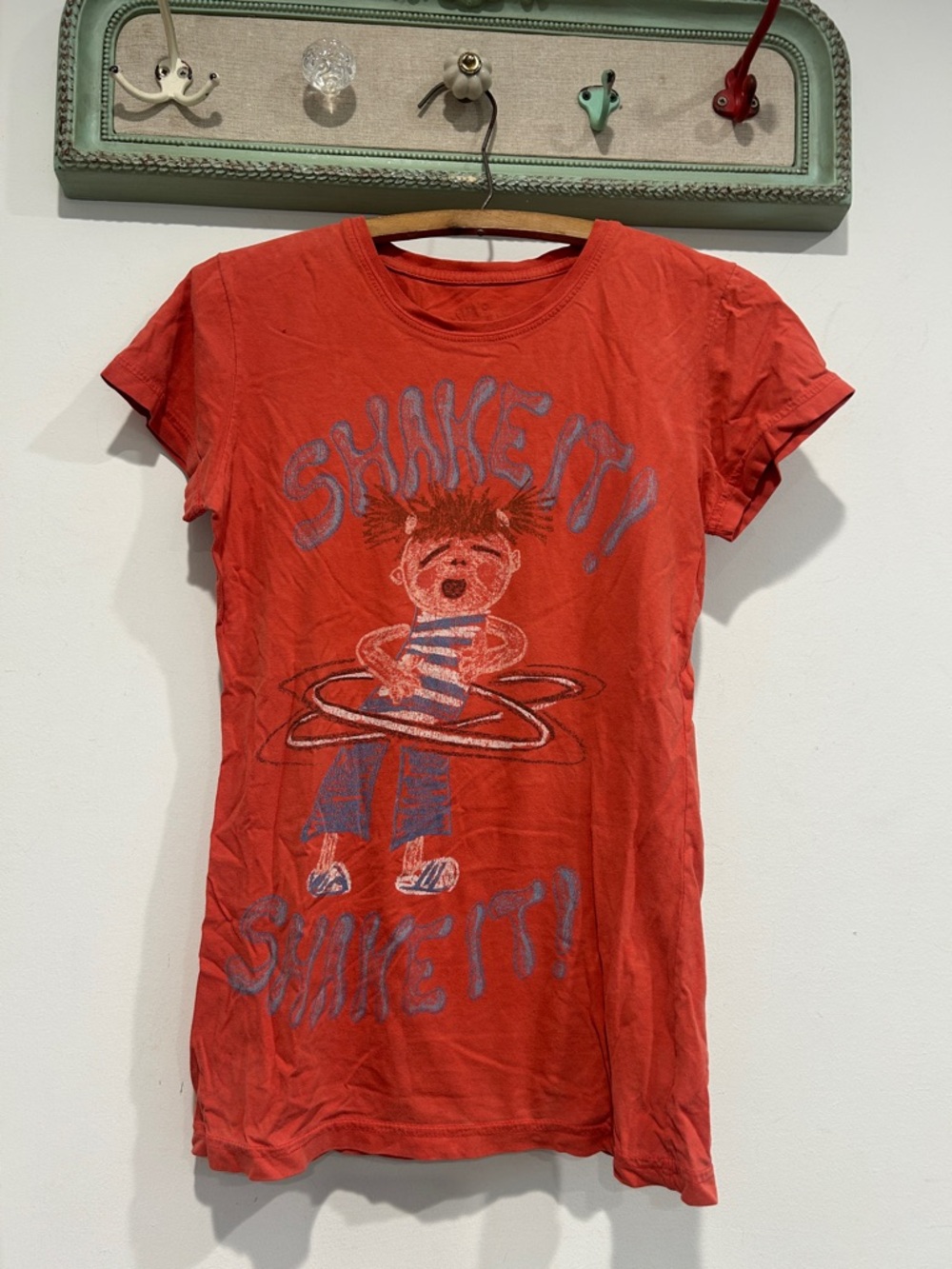 Made U Look Y2K Women’s Short Sleeve 'Shake It!' Graphic Tee - Red small